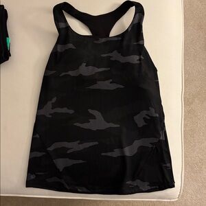 Athleta Tank Built In Bra Camo Small zipper pocket ar hemline